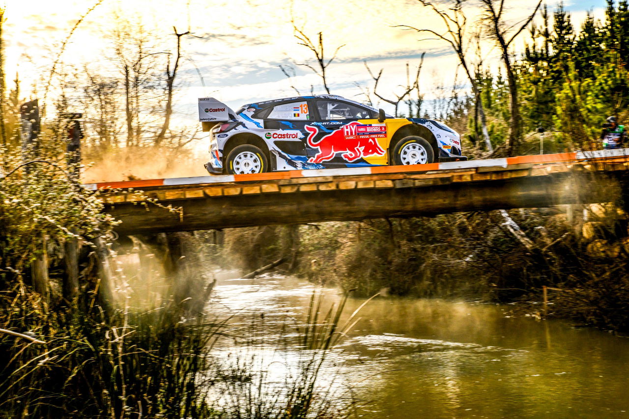 El Toyota Yaris WRC sobrevuela un puente en el Rally de Chile