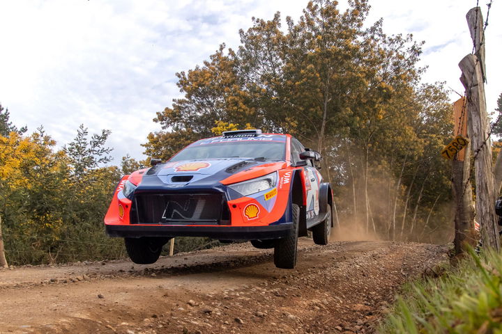 Hyundai i20 tomando una curva con maestría en el Rally de Chile 2024.