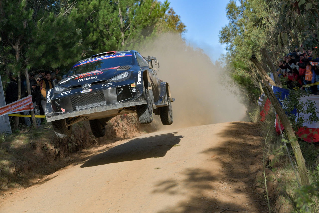 Impresionante toma de un vehículo WRC en pleno salto durante el Rally de Chile