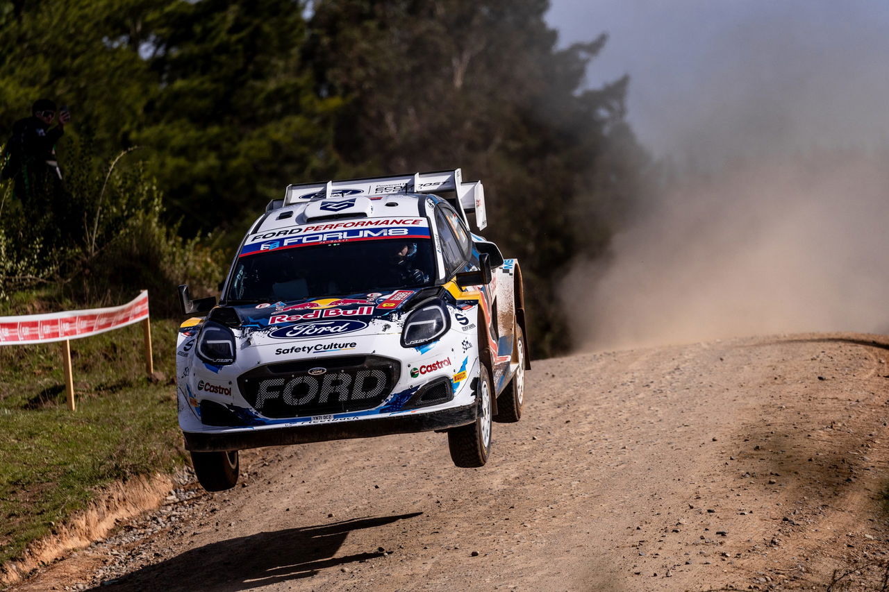 Ford en acción desafiando terrenos del Rally de Chile