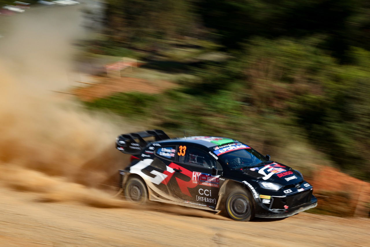 Vehículo de rally derrapando con destreza en una curva del Rally de Chile 2024