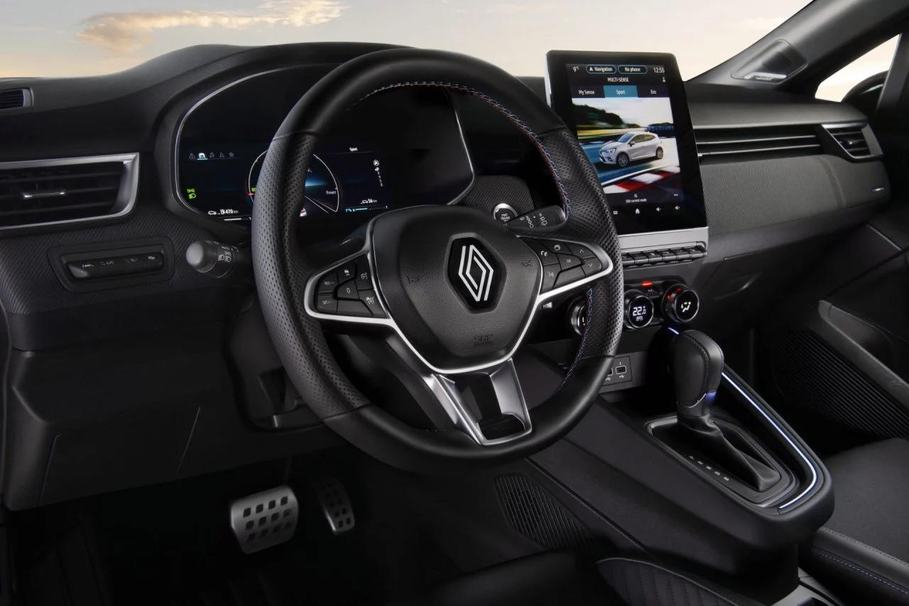 Vista del habitáculo del nuevo Renault Clio, destacando su volante y pantalla táctil