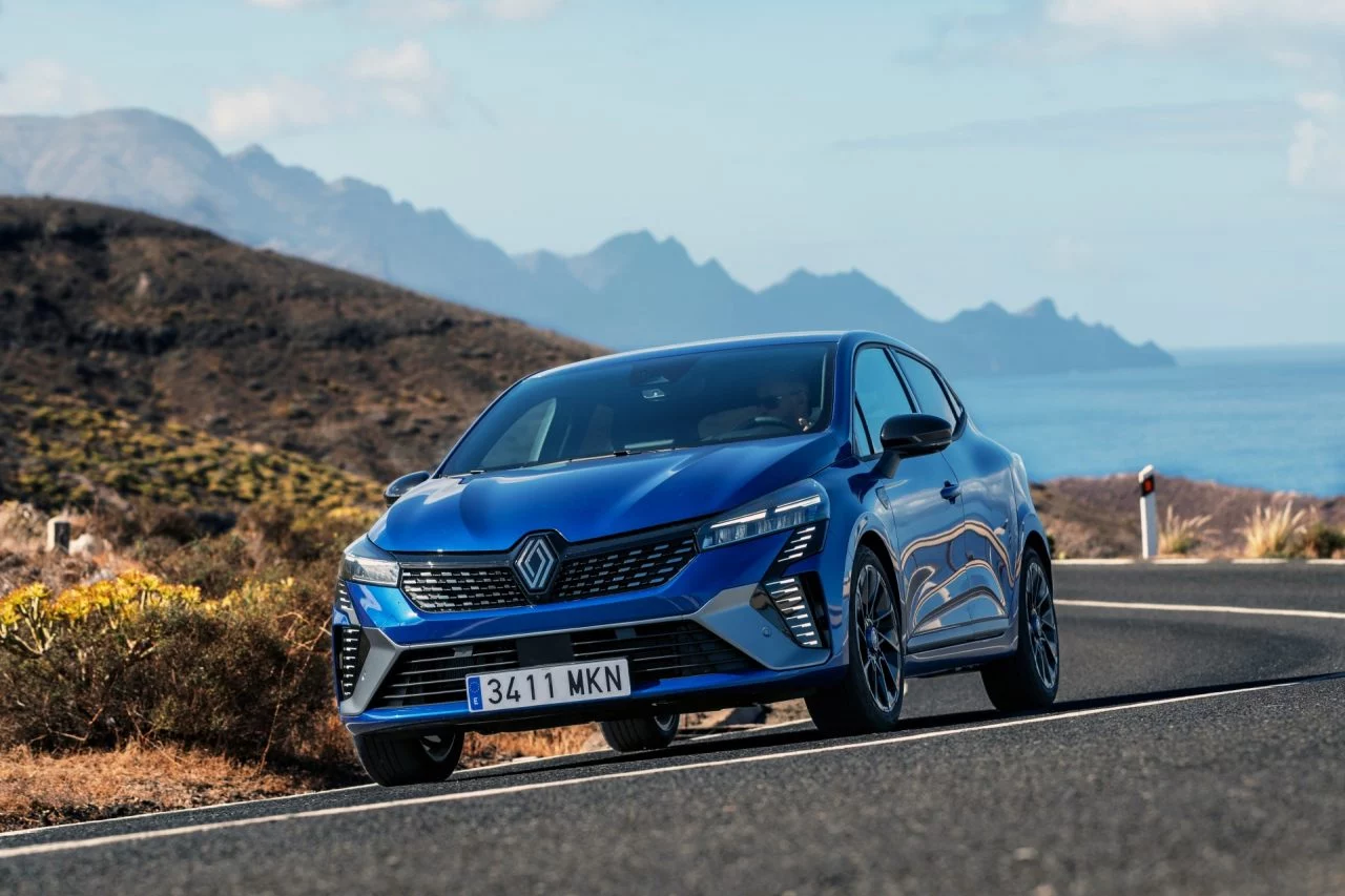 El Renault Clio 2023 muestra su línea lateral dinámica y deportiva.