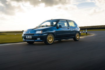 Vista lateral del Renault Clio Williams en su esplendoroso azul.