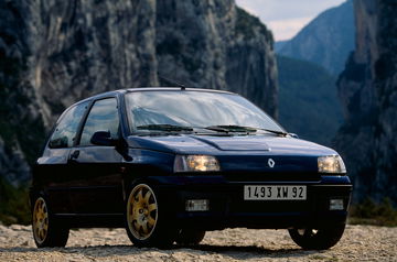 Vista icónica del Renault Clio Williams que resalta su estética deportiva.