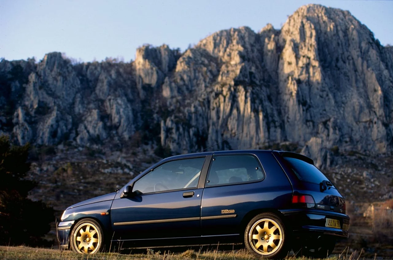 Vista lateral del icónico Renault Clio Williams en su hábitat natural