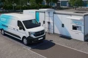 Vista de un Renault Master H2 de perfil, prometiendo una revolución en autonomía y sostenibilidad.