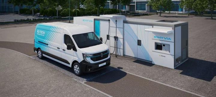 Vista de un Renault Master H2 de perfil, prometiendo una revolución en autonomía y sostenibilidad.