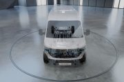 Vista frontal de Renault Master H2, destacando su diseño adaptado a la propulsión de hidrógeno.