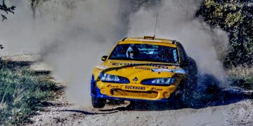 Renault Mégane en acción, demostrando su potencia en rally