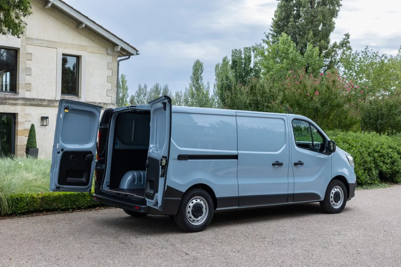 Vista lateral Renault Trafic 2023, enfocando puerta trasera abierta.