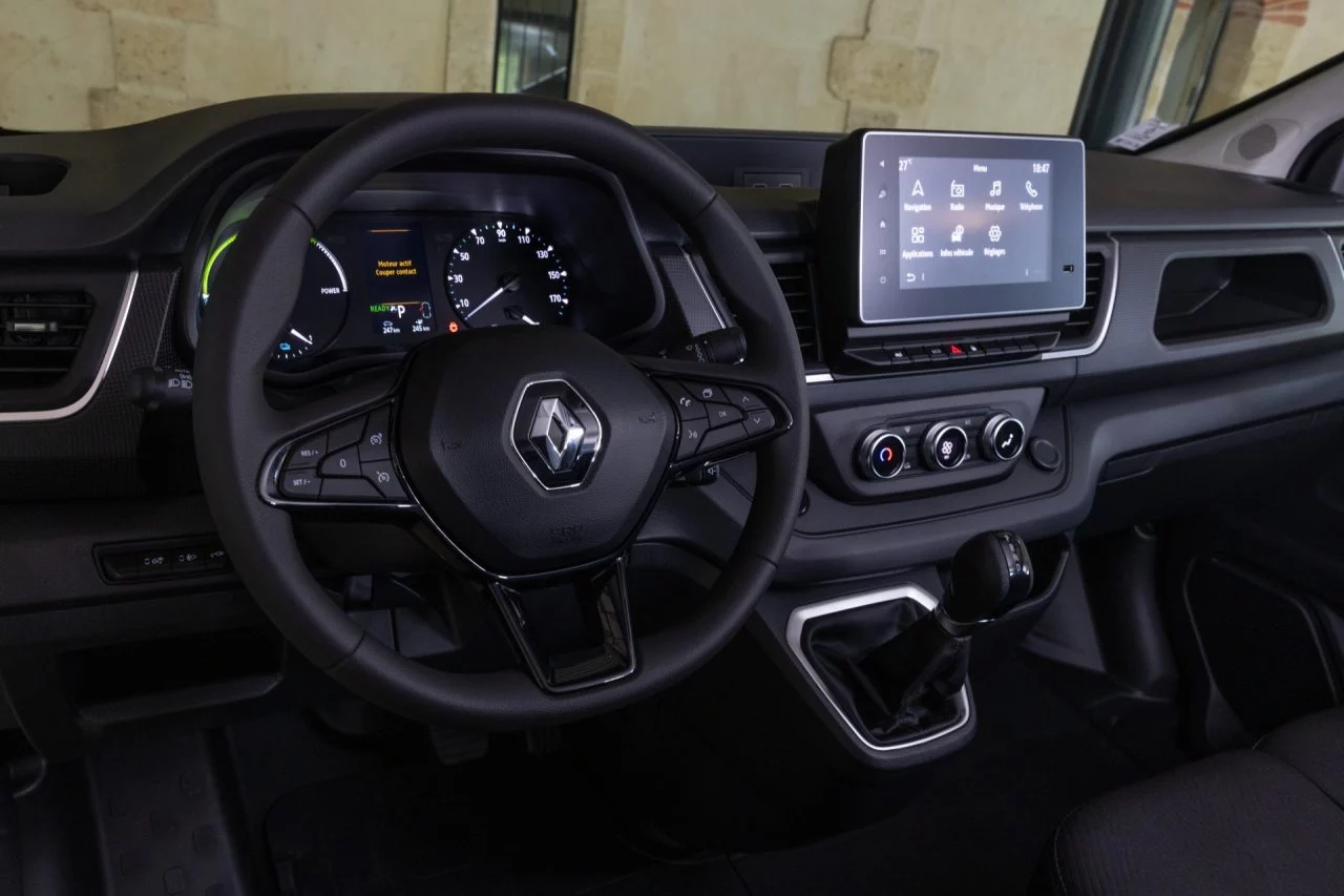 Vista cercana al volante y panel de instrumentos del Renault Trafic 2023.