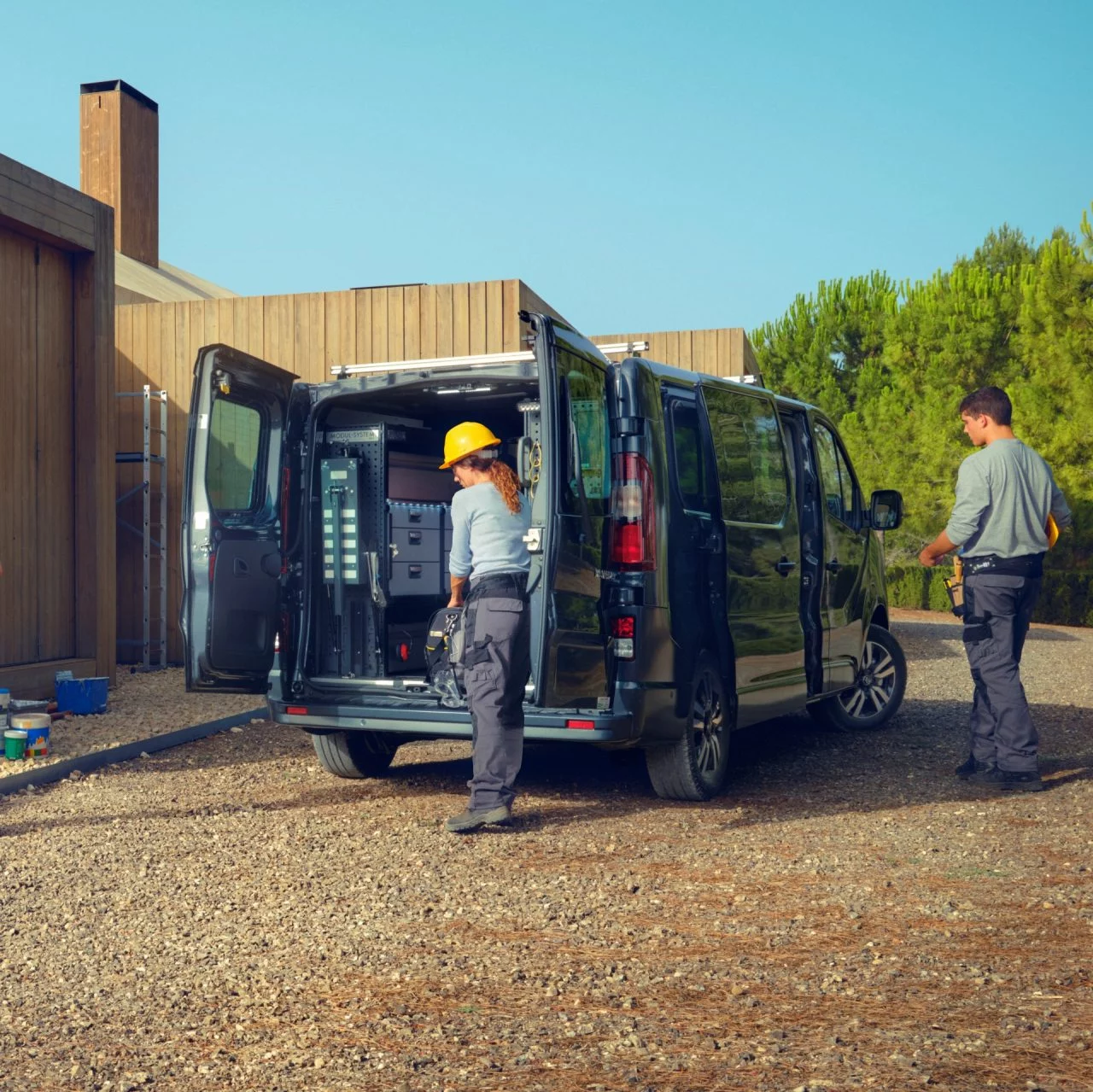 Renault Trafic mostrando su practicidad con las puertas abiertas