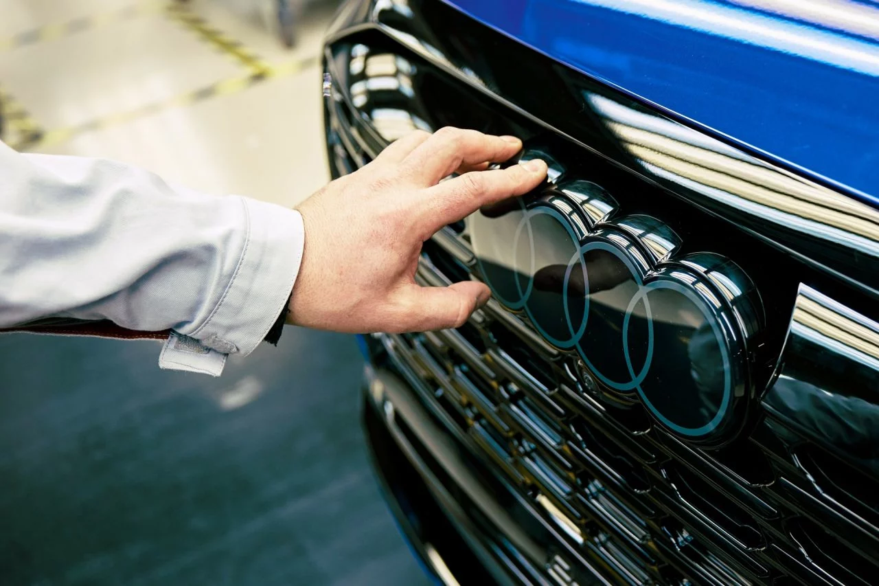 Un trabajador manipula cerraduras de Audi ante crisis de seguridad.