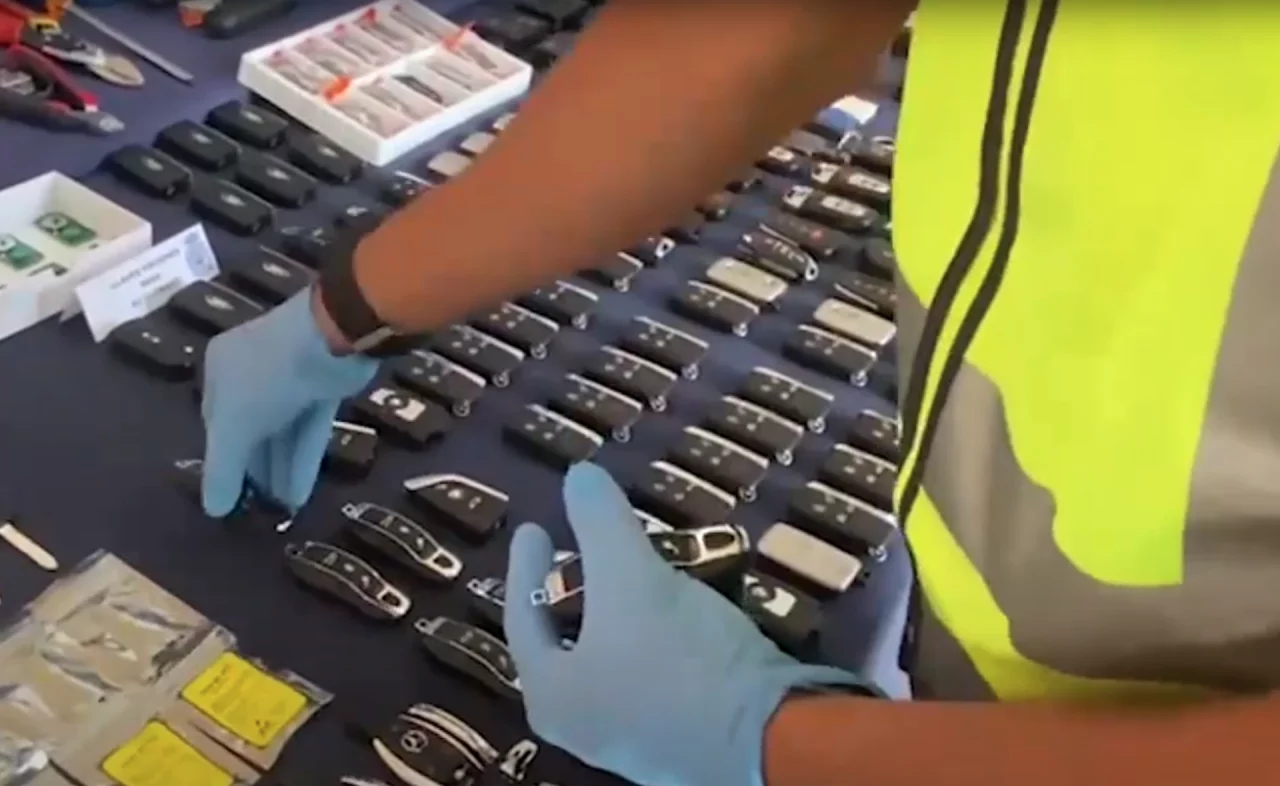 Varias llaves de coches robadas, posiblemente de todoterrenos de lujo.