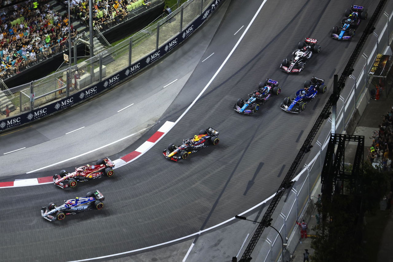 Lando Norris toma la delantera en el emocionante circuito nocturno de Singapur.