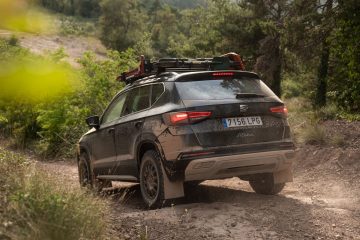 SEAT Ateca exhibiendo sus capacidades todoterreno en un entorno desafiante.