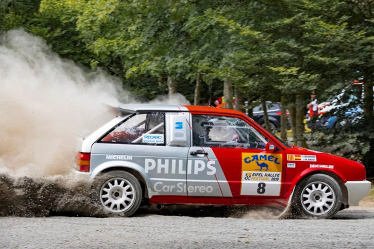 SEAT Ibiza con tracción total y dos motores en acción.