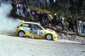 Rally con el mítico Seat Ibiza Kit Car, adrenalina pura en cada curva.