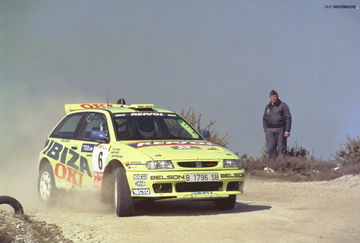 Seat Ibiza Kit Car en plena acción, levantando polvo en rally.