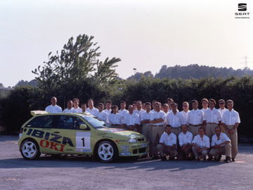 Vista lateral del Seat Ibiza Kit Car, acompañado del equipo en 1996