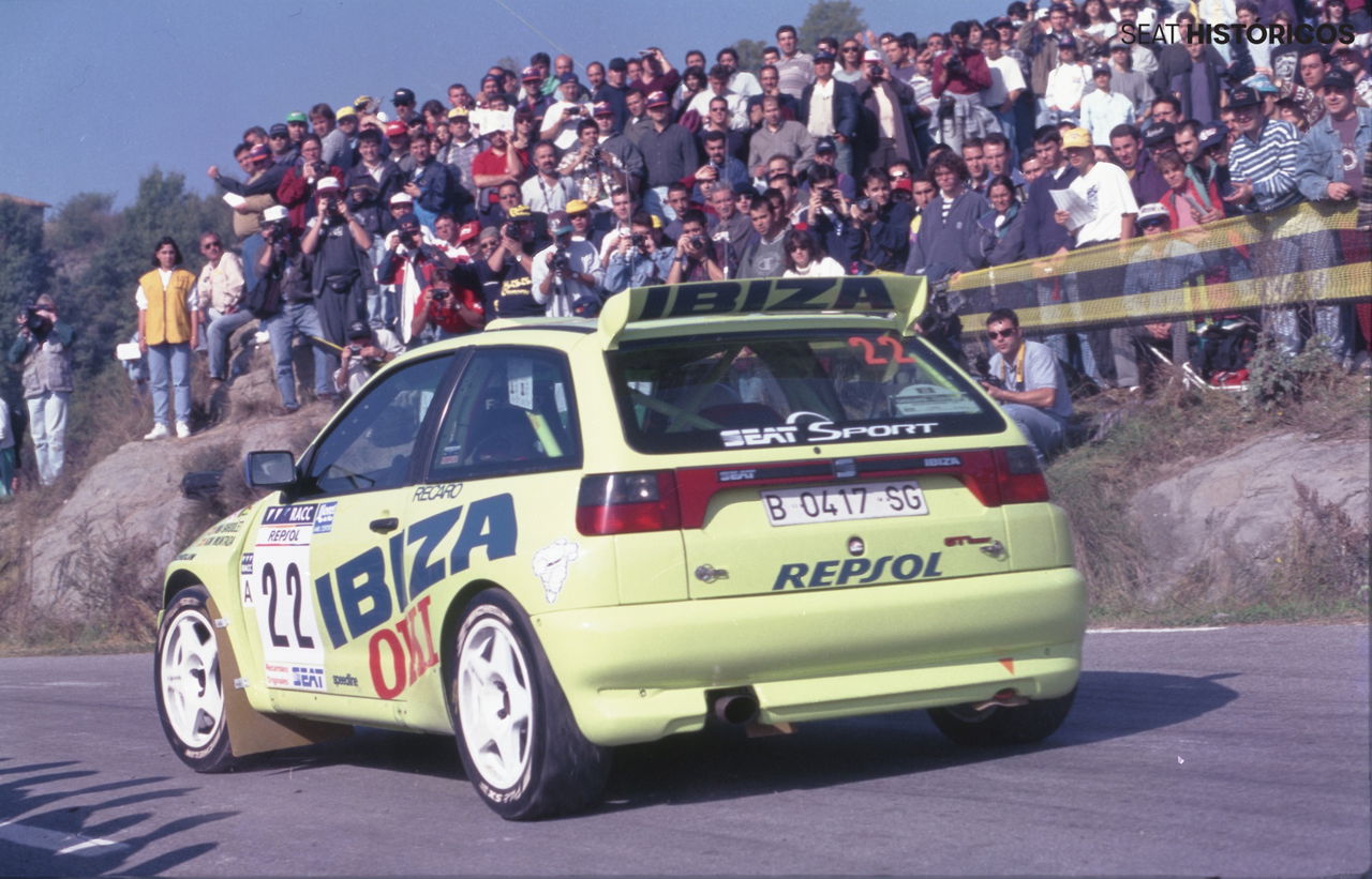 El icónico Seat Ibiza Kit Car en plena acción, destilando deportividad.