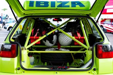 Imagen trasera del legendario Seat Ibiza Kit Car de 1996, con su potente motor a la vista.