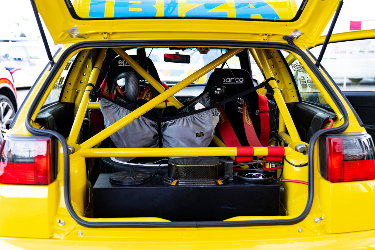 Vista del equipamiento deportivo y sistema de seguridad en maletero del Seat Ibiza Kit Car.