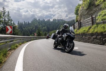 Motoristas circulando por carretera con nueva señalización en curva