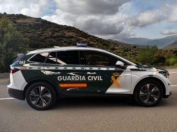 Vista lateral del Skoda Enyaq iV con rotulación de la Guardia Civil española