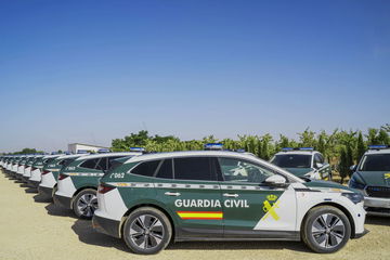 Vista lateral del Skoda Enyaq iV vestido con los colores de la Guardia Civil