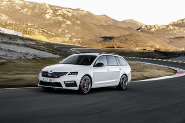 Vista dinámica Skoda Octavia Combi RS en circuito.