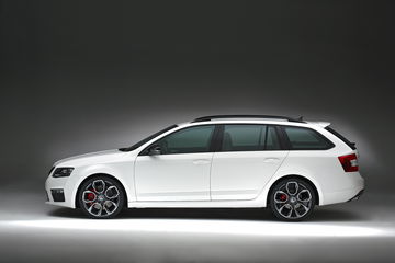 Vista lateral Škoda Octavia Combi RS, diseño y deportividad.