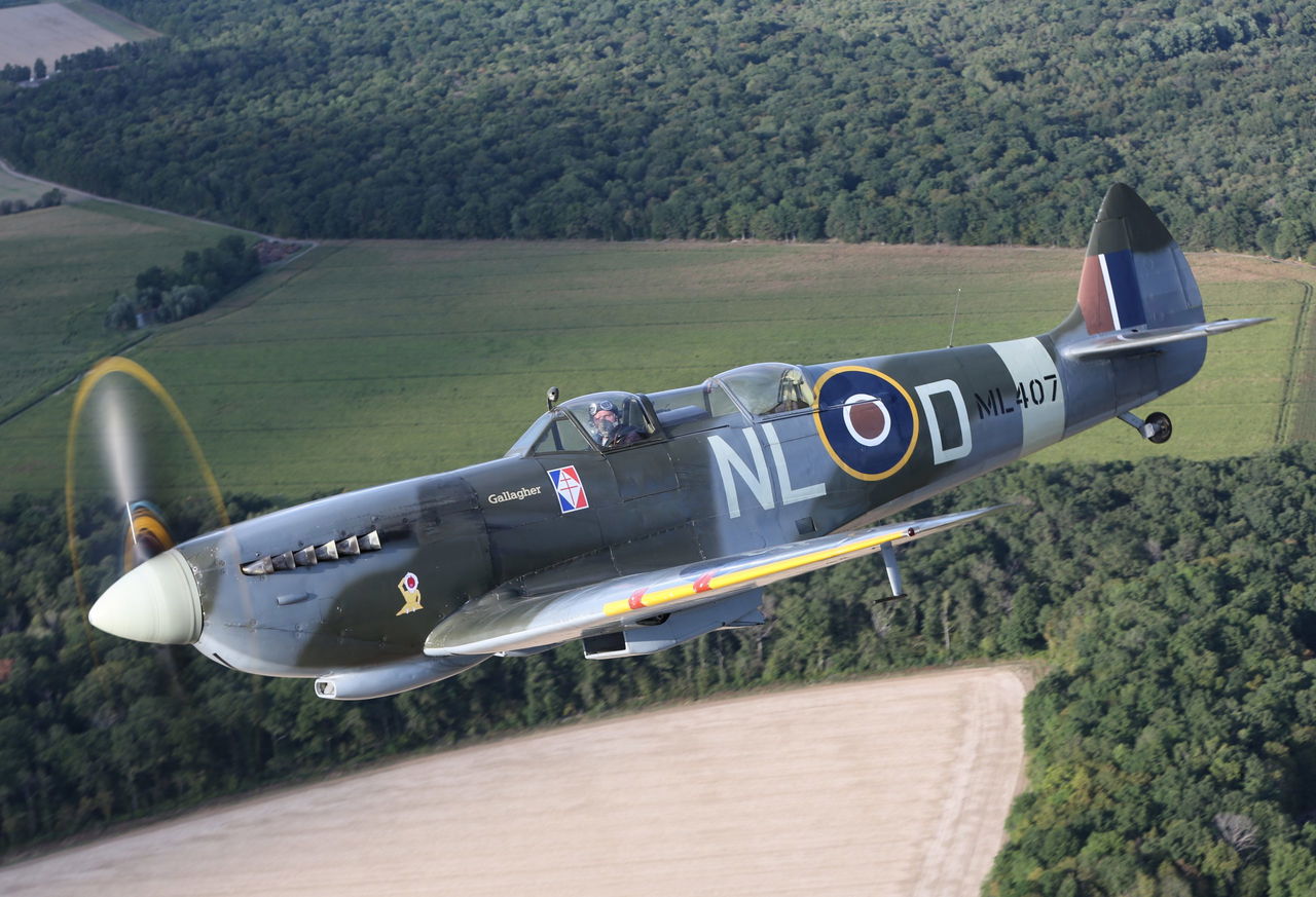 Lateral de Spitfire en vuelo, despliegue de agilidad y herencia aérea