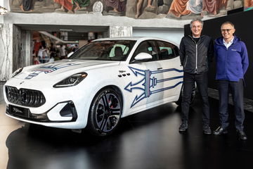 Carlos Tavares junto a un vehículo de Stellantis, luciendo diseño lateral.