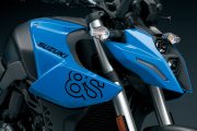 Vista frontal parcial de la Suzuki GSX-8S, destacando su diseño afilado.