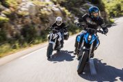 Dos Suzuki GSX-8S devorando asfalto ofrecen prestaciones puras para el entusiasta.