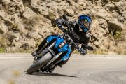 Suzuki GSX-8S en acción, una muestra de su agilidad y diseño deportivo.