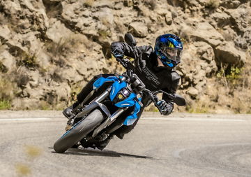 Suzuki GSX-8S en acción, una muestra de su agilidad y diseño deportivo.