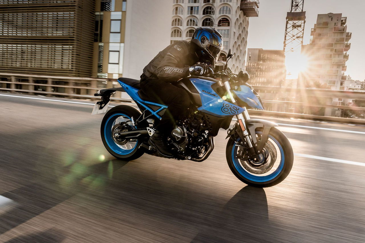 Vista dinámica de la Suzuki GSX-8S en acción, destacando su diseño deportivo.