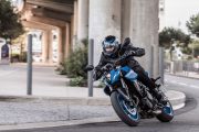 Vista dinámica de la Suzuki GSX-8S en acción, deportividad y estilo japonés.