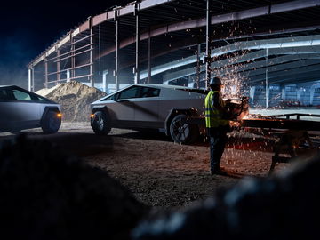 El futurista Tesla Cybertruck frente a un clásico deportivo americano, dos eras colisionan.