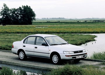 Vista lateral del Toyota Corolla 1991, un clásico confiable y duradero.