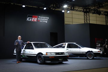 Toyota Corolla AE86, exhibición con diseño icónico y estilizado.