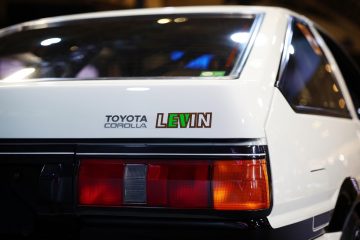 Vista trasera del icónico Toyota Corolla AE86, un clásico que despierta pasiones.