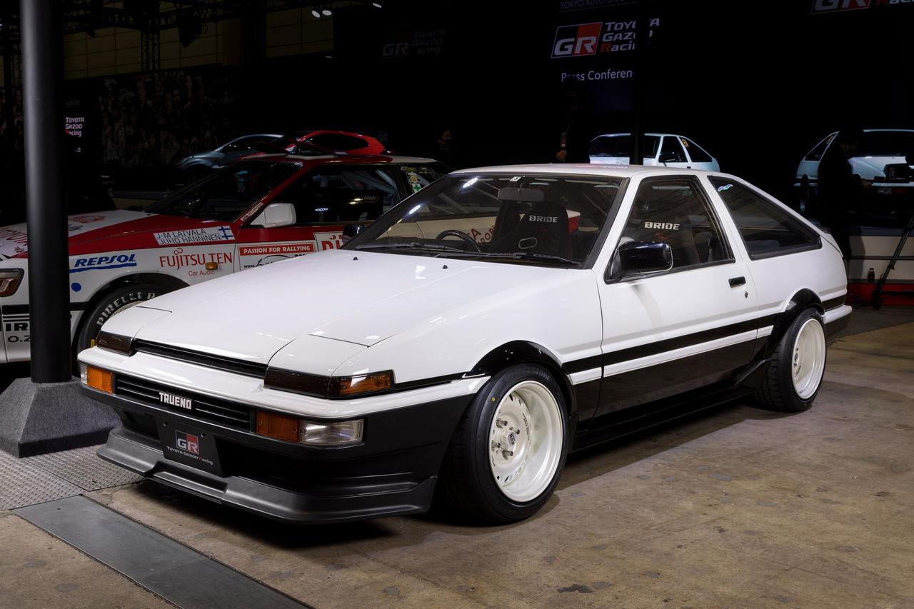 El Toyota AE86, icono del drifting, conserva su estética inconfundible y su legado deportivo.