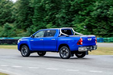 La Toyota Hilux híbrida 48V en toda su magnitud, mostrando su perfil robusto.