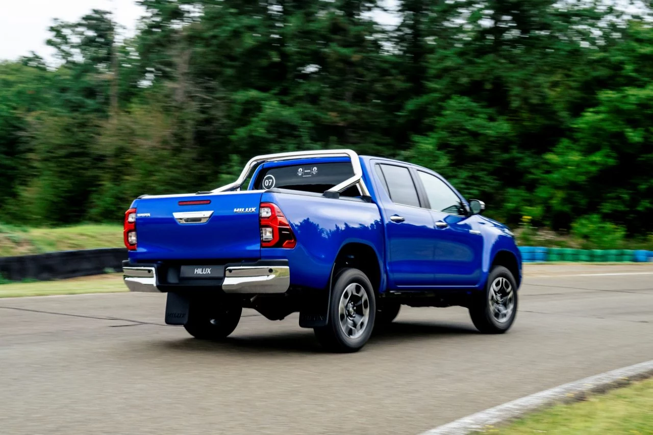 Vista dinámica de la Toyota Hilux Hybrid, mostrando su robustez y diseño actualizado.