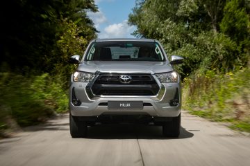 Renovada Toyota Hilux Hybrid en su hábitat natural, lista para el 4x4.