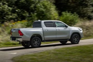 Vista lateral Toyota Hilux Hybrid, dominante en su segmento 4x4.